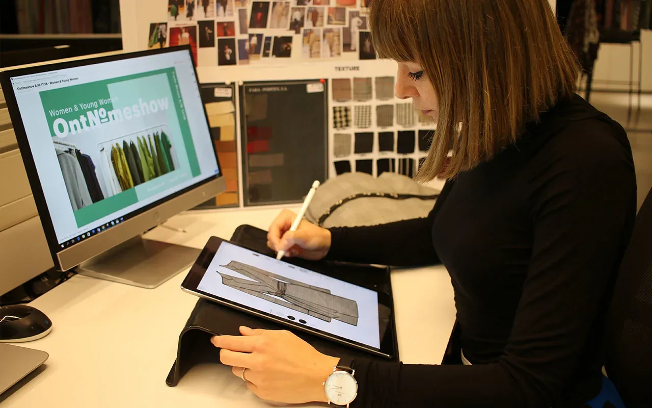 Long-term textile supply partnership discussed over fabric samples